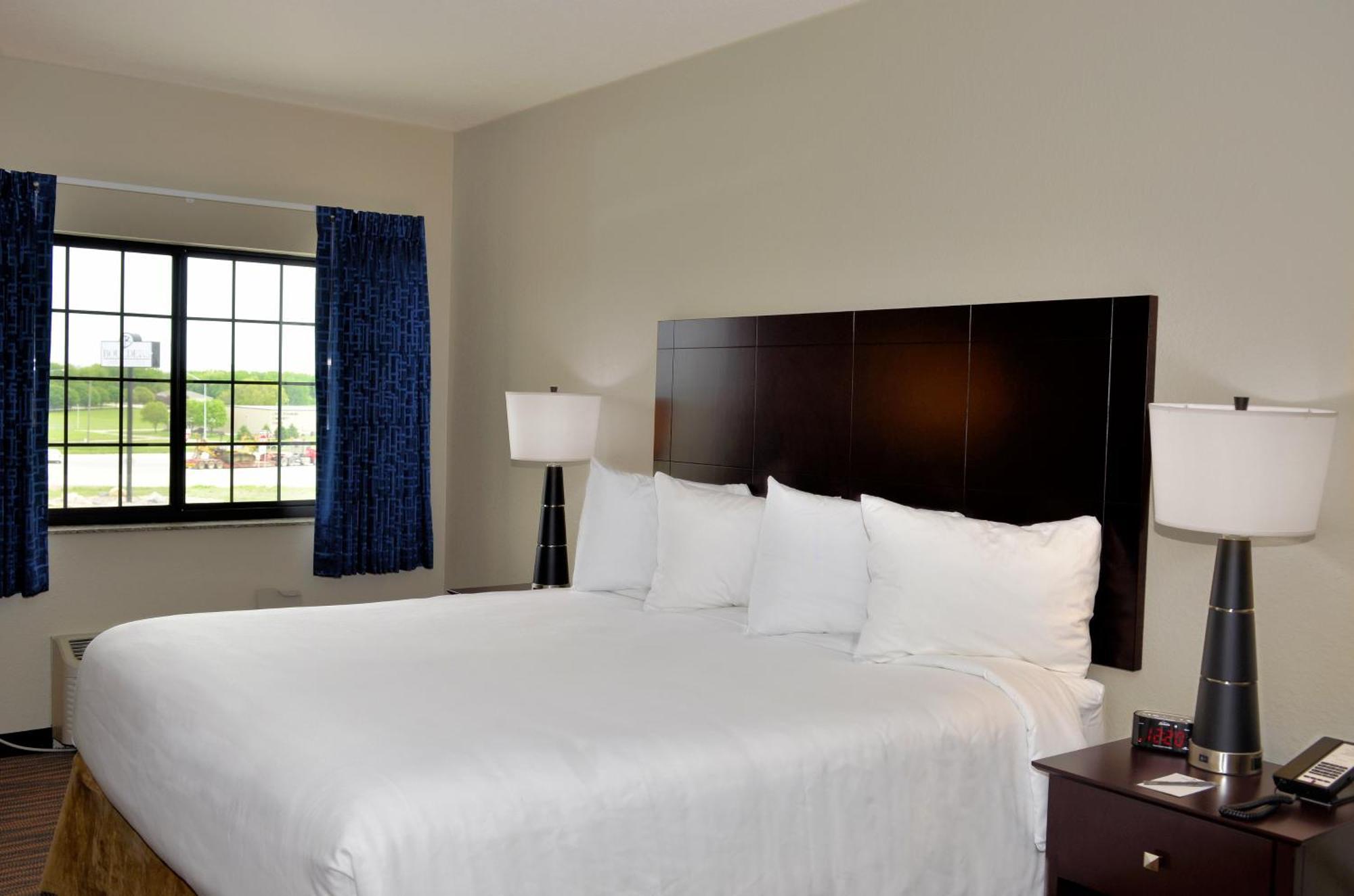 Cobblestone Inn & Suites - Holstein Exterior photo