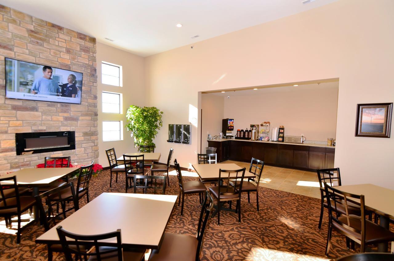 Cobblestone Inn & Suites - Holstein Exterior photo