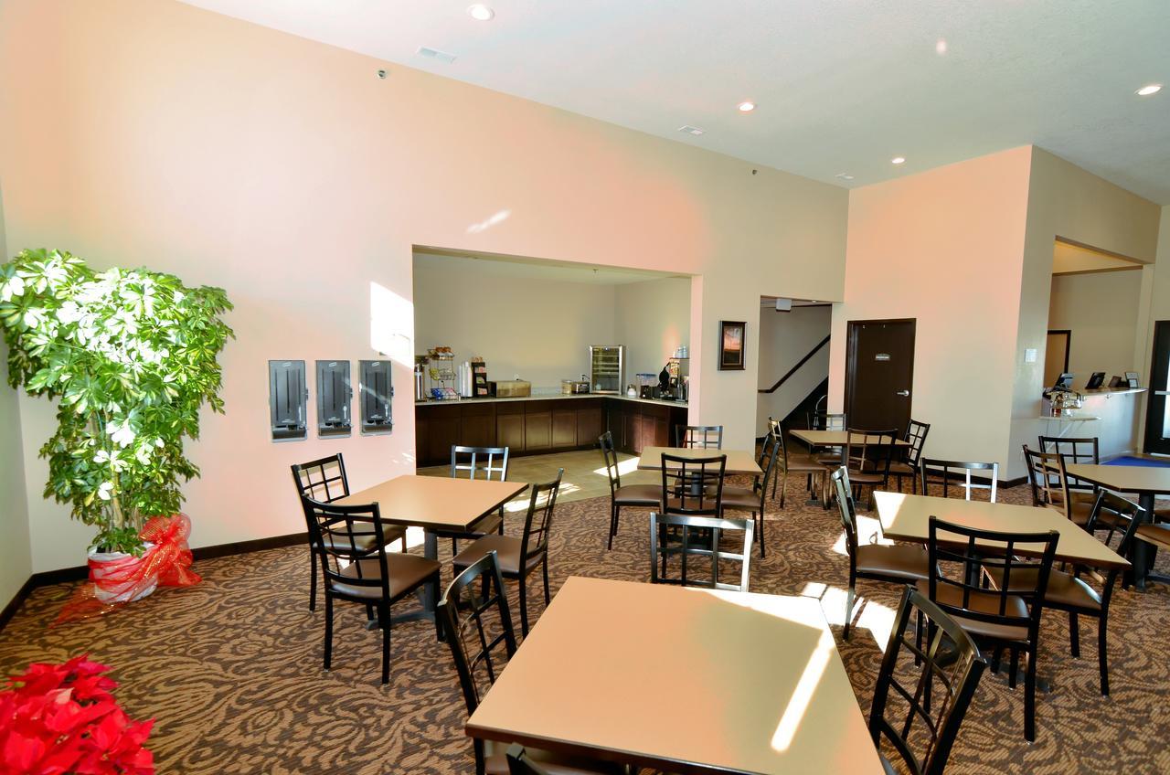 Cobblestone Inn & Suites - Holstein Exterior photo
