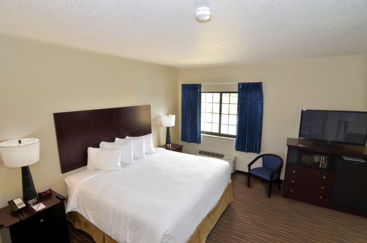 Cobblestone Inn & Suites - Holstein Exterior photo