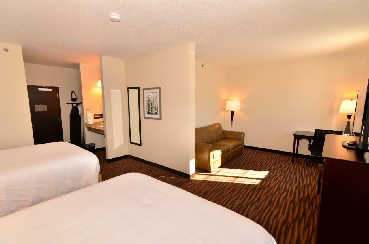 Cobblestone Inn & Suites - Holstein Exterior photo