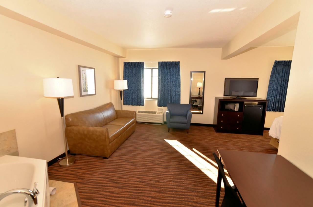 Cobblestone Inn & Suites - Holstein Exterior photo