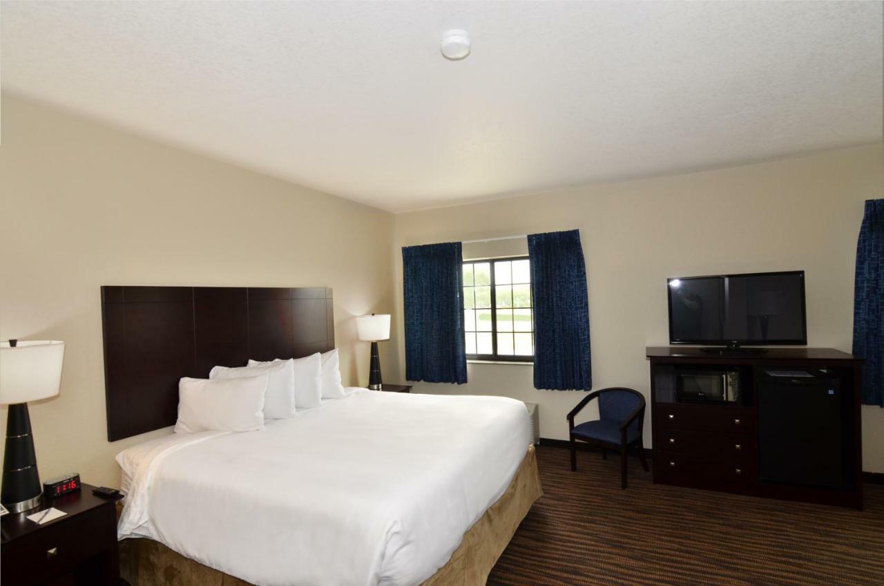 Cobblestone Inn & Suites - Holstein Exterior photo