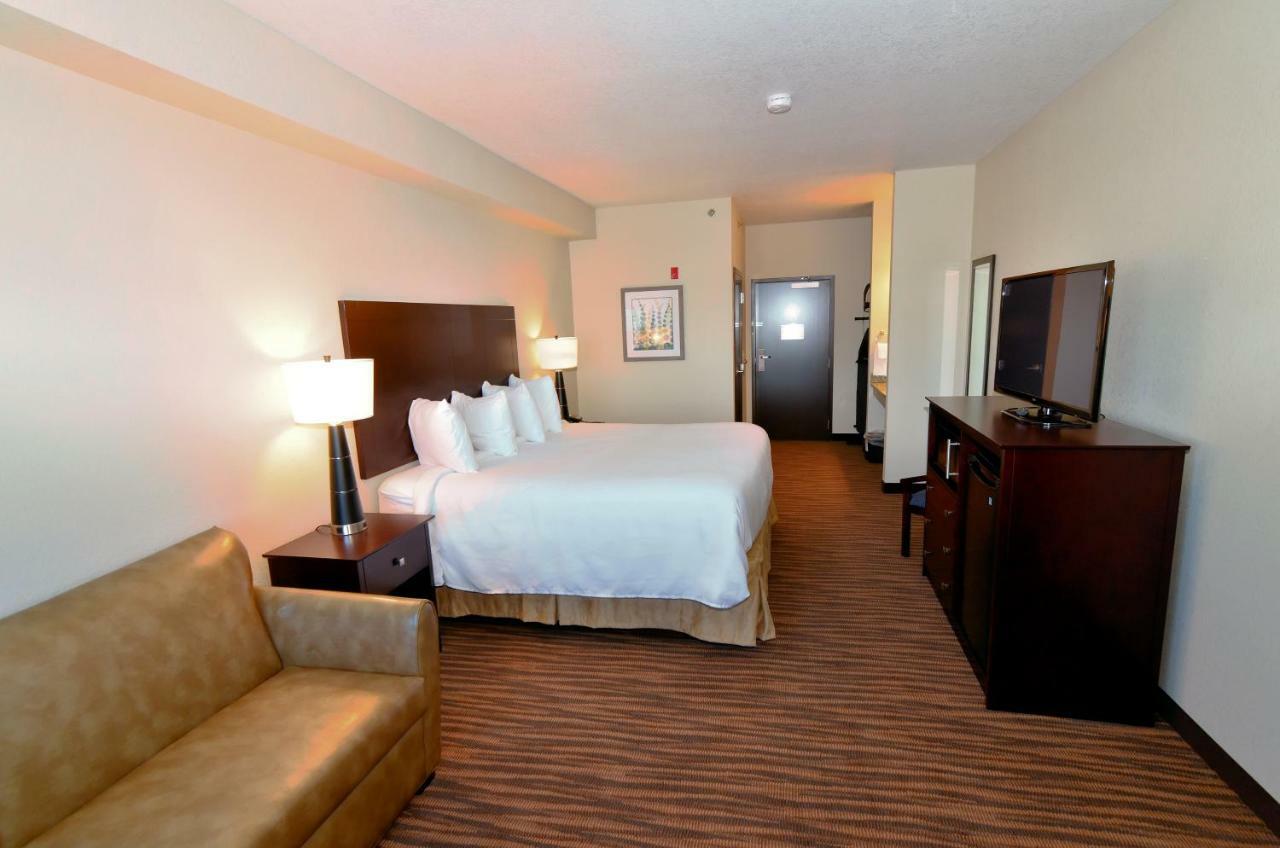 Cobblestone Inn & Suites - Holstein Exterior photo
